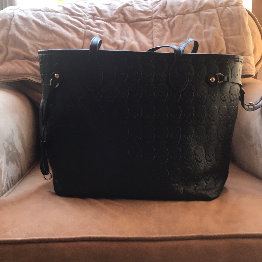 COPY - Black skull shoulder bag!!